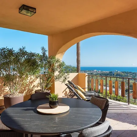 Deluxe 2-bedroom With Breathtaking Views Apartment