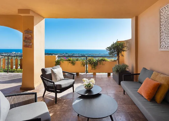 Deluxe 2-bedroom With Breathtaking Views شقة