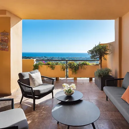 Deluxe 2-bedroom With Breathtaking Views Apartment