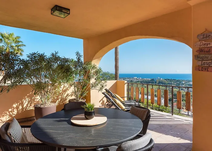 Deluxe 2-bedroom With Breathtaking Views Apartment